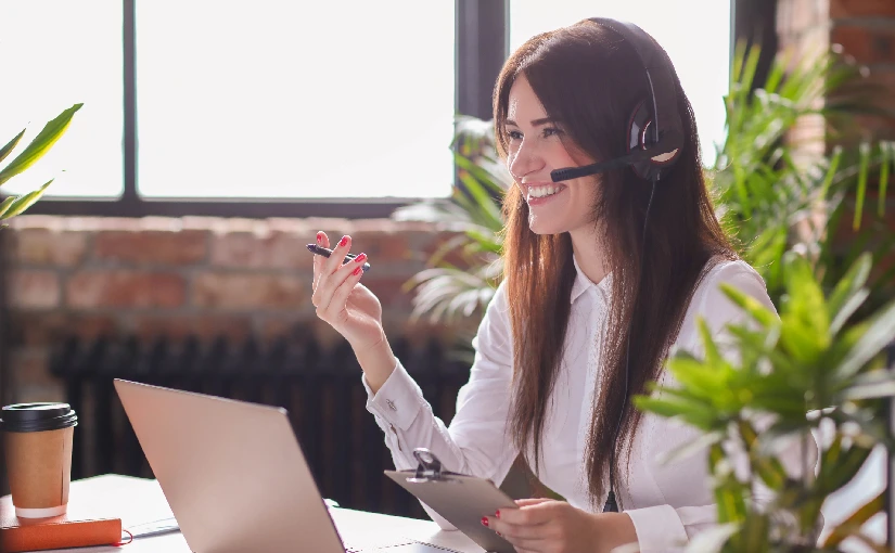 Asesora de orientacion profesional atendiendo consultas de clientes por teléfono